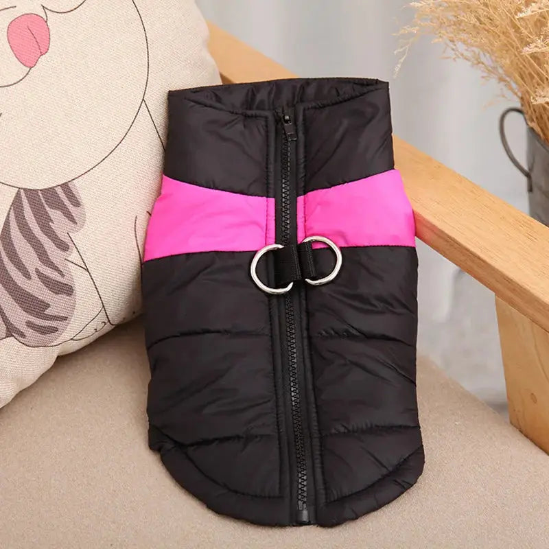 Svart och rosa hundjacka i slitstarkt polyester med dragkedja och D-ring. Vattentålig och bekväm design för säkerhet och värme.